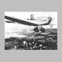 022-0243 Erna Neumann aus Gross Koewe in einem Flugzeug. Diese Aufnahmen waren damals sehr beliebt, man steckte seinen Kopf durch ein Loch. .jpg